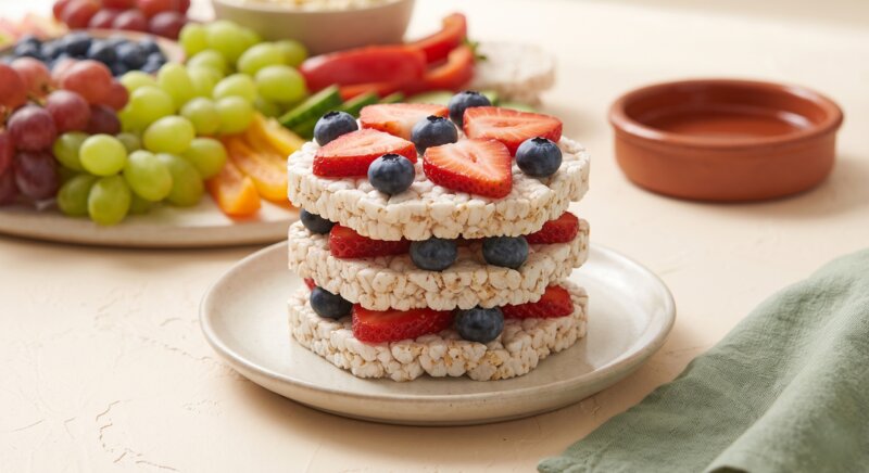 Rice cakes layered with fresh strawberries and blueberries โ a crunchy, sweet, kidney-friendly snack